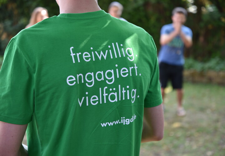 Eine T-shirt-Rückseite mit den Worten freiwillig, engagiert, vielfältig.